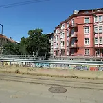 Niki Apart